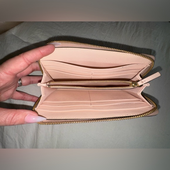 Tory Burch light rose gold, metallic Robinson purse - Picture 8 of 16